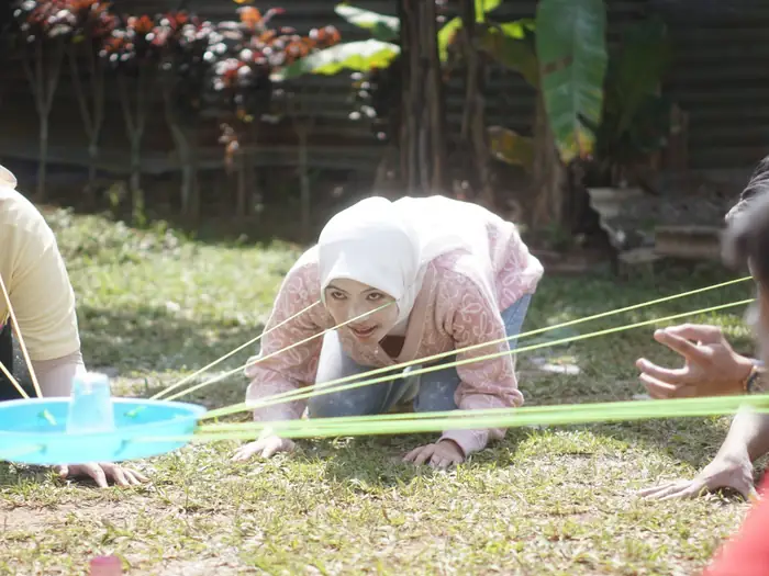 Games kerja sama tim di halaman rumah Kemuning