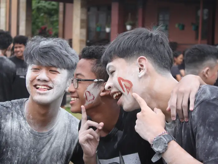 Keseruan war game tepung bersama teman